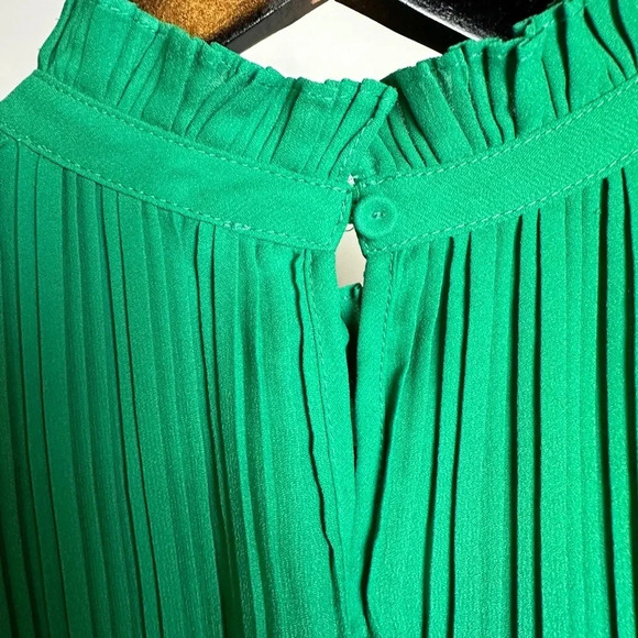 Adrianna Papell emerald green sleeveless top;  medium. - Picture 6 of 6